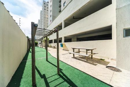 Apartamento à venda com 96m², 4 quartos e 2 vagas Apartamento à venda com 96m², 4 quartos e 2 vagasPátio com gramado sintético, bancos e estrutura de madeira para treinamento físico.