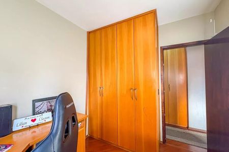 Quarto com móveis de madeira, iluminação natural e decoração simples. de apartamento à venda com 4 quartos, 96m² em Centro, São Bernardo do Campo