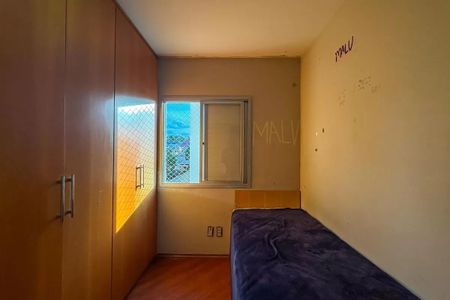 Apartamento à venda com 96m², 4 quartos e 2 vagas Apartamento à venda com 96m², 4 quartos e 2 vagasQuarto com vista para a cidade, com móveis de madeira e janela grande.