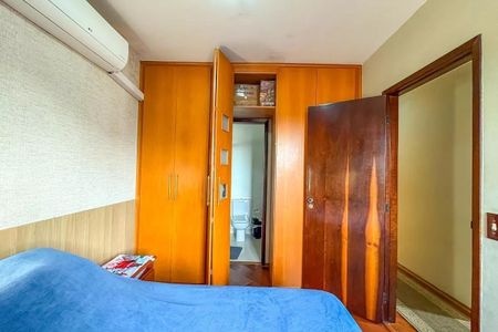 Apartamento à venda com 96m², 4 quartos e 2 vagas Apartamento à venda com 96m², 4 quartos e 2 vagasQuarto com cama, armários e banheiro interno, com ar condicionado e iluminação adequada.