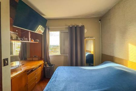 Apartamento à venda com 96m², 4 quartos e 2 vagas Apartamento à venda com 96m², 4 quartos e 2 vagasQuarto com cama, TV e móveis simples, com vista para a cidade.