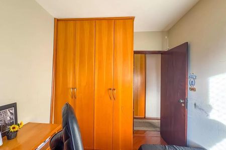 Apartamento à venda com 96m², 4 quartos e 2 vagas Apartamento à venda com 96m², 4 quartos e 2 vagasCasa com armários de madeira e móveis de escritório, com uma porta de entrada e um chão de madeira.