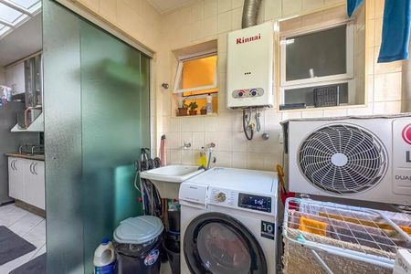 Apartamento à venda com 96m², 4 quartos e 2 vagas Apartamento à venda com 96m², 4 quartos e 2 vagasQuarto com lavanderia, geladeira e fogão, com janelas pequenas e iluminação boa.