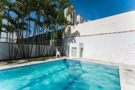 Apartamento à venda com 96m², 4 quartos e 2 vagas Apartamento à venda com 96m², 4 quartos e 2 vagasPiscina com paredes brancas e palmeiras ao redor, com vista para a cidade.