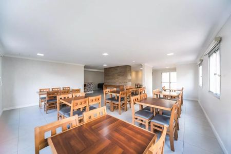 Apartamento à venda com 96m², 4 quartos e 2 vagas Apartamento à venda com 96m², 4 quartos e 2 vagasSala com mesa e cadeiras de madeira e piso de porcelanato, iluminada por luz natural e artificial.