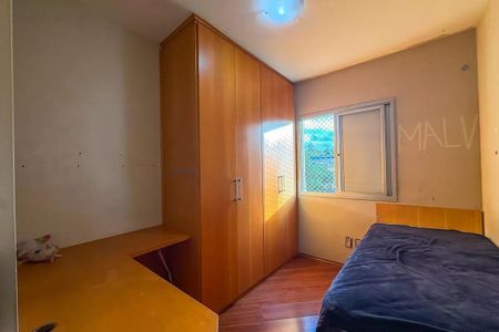 Apartamento à venda com 96m², 4 quartos e 2 vagas Apartamento à venda com 96m², 4 quartos e 2 vagasQuarto com móveis de madeira e cama simples, com vista para a rua.