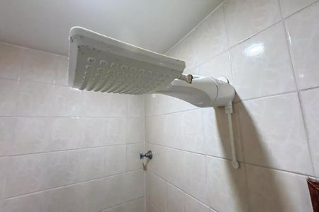 Apartamento à venda com 96m², 4 quartos e 2 vagas Apartamento à venda com 96m², 4 quartos e 2 vagasBanheiro com chuveiro e pia, paredes de azulejos brancos, teto branco e iluminação adequada.