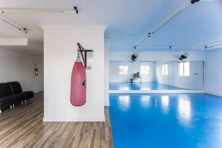 Apartamento à venda com 96m², 4 quartos e 2 vagas Apartamento à venda com 96m², 4 quartos e 2 vagasSala de academia com piso azul e saco de boxe pendurado em uma parede branca.