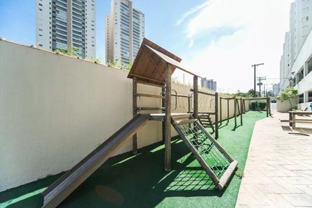 Apartamento à venda com 96m², 4 quartos e 2 vagas Apartamento à venda com 96m², 4 quartos e 2 vagasPraça infantil com escada e rede, cercada por muro e com vista para edifícios altos.