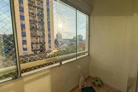 Apartamento à venda com 96m², 4 quartos e 2 vagas Apartamento à venda com 96m², 4 quartos e 2 vagasVista da cidade através de uma janela com grade de segurança, com um balcão e um sofá.