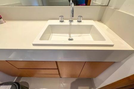Apartamento à venda com 96m², 4 quartos e 2 vagas Apartamento à venda com 96m², 4 quartos e 2 vagasVidro de espelho acima do lavabo, com gavetas de madeira e piso de porcelanato.