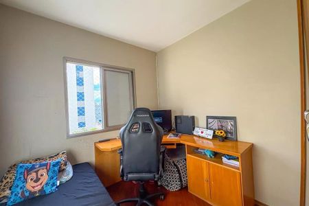 Apartamento à venda com 96m², 4 quartos e 2 vagas Apartamento à venda com 96m², 4 quartos e 2 vagasQuarto simples com cama, cadeira de escritório e mesa, com vista para a rua.