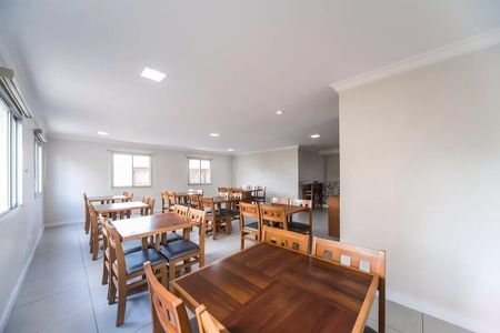 Apartamento à venda com 96m², 4 quartos e 2 vagas Apartamento à venda com 96m², 4 quartos e 2 vagasSala de reuniões com mesas e cadeiras de madeira, iluminação natural e vista para a cidade.