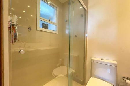 Apartamento à venda com 96m², 4 quartos e 2 vagas Apartamento à venda com 96m², 4 quartos e 2 vagasBanheiro com chuveiro, pia e vaso sanitário, com janela e iluminação adequada.