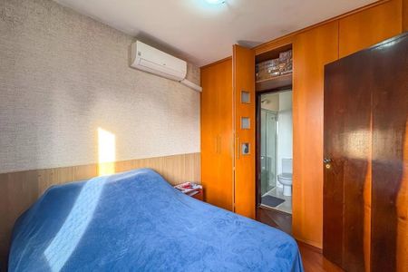 Apartamento à venda com 96m², 4 quartos e 2 vagas Apartamento à venda com 96m², 4 quartos e 2 vagasQuarto com cama simples, ar condicionado e armários, banheiro com chuveiro e vaso sanitário.
