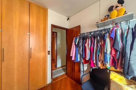 Apartamento à venda com 96m², 4 quartos e 2 vagas Apartamento à venda com 96m², 4 quartos e 2 vagasCaminho de entrada com armários de madeira e porta de vidro, com uma mesa de madeira e uma cadeira de escritório.