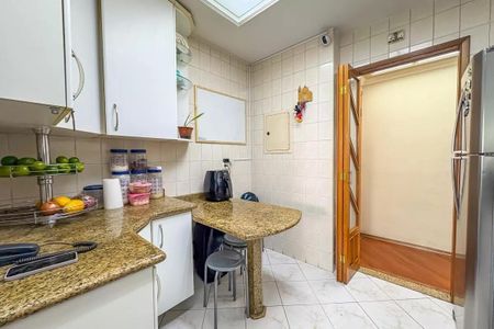 Apartamento à venda com 96m², 4 quartos e 2 vagas Apartamento à venda com 96m², 4 quartos e 2 vagasCozinha com móveis brancos, piso de porcelanato e balcão de granito.