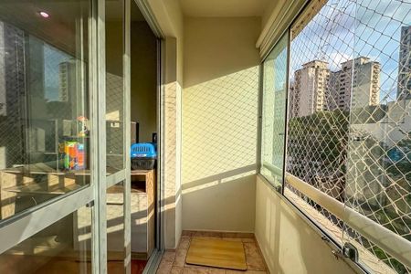Apartamento à venda com 96m², 4 quartos e 2 vagas Apartamento à venda com 96m², 4 quartos e 2 vagasVaranda com vista para a cidade, com móveis de madeira e uma geladeira azul.