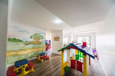 Apartamento à venda com 96m², 4 quartos e 2 vagas Apartamento à venda com 96m², 4 quartos e 2 vagasSala de brinquedos com pintura de mural de paisagem e mobiliário infantil.