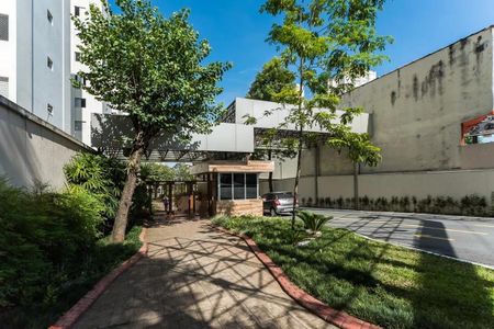 Apartamento à venda com 96m², 4 quartos e 2 vagas Apartamento à venda com 96m², 4 quartos e 2 vagasPátio com árvores e jardim bem cuidado, com uma casa de madeira no fundo.