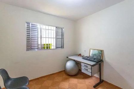 Casa à venda com 160m², 3 quartos e 2 vagasEscritório com mesa e cadeira, com uma janela com persianas e um balão de exercício.