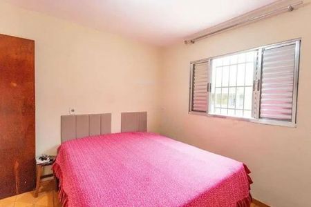 Casa à venda com 160m², 3 quartos e 2 vagasCama simples com colchão e cobertor vermelho, com uma janela com persianas e uma porta de madeira.