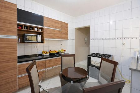 Casa à venda com 160m², 3 quartos e 2 vagasCozinha com móveis de madeira, piso de porcelanato e iluminação adequada.