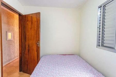 Quarto pequeno com cama simples e porta de madeira. de casa à venda com 3 quartos, 160m² em Casa Grande, Diadema