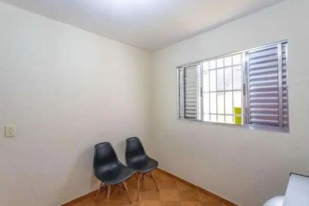 Casa à venda com 160m², 3 quartos e 2 vagasSala com duas cadeiras e janela com persianas, iluminada por luz natural e artificial.