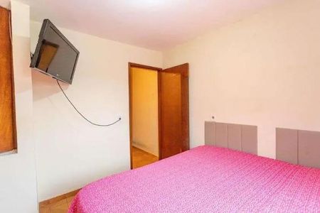 Casa à venda com 160m², 3 quartos e 2 vagasCama com colchão rosa e TV montada na parede, com porta de madeira e janelas pequenas.