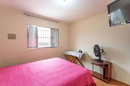 Quarto com cama, TV e mesa de cabeceira, com janela e porta de vidro. de casa à venda com 3 quartos, 160m² em Casa Grande, Diadema