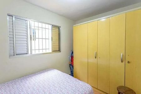 Casa à venda com 160m², 3 quartos e 2 vagasQuarto com cama, armário e janela com persianas de madeira.