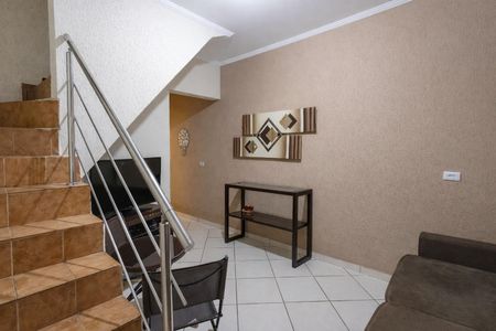 Casa à venda com 160m², 3 quartos e 2 vagasEscada com corrimão de metal e paredes com textura de gesso.