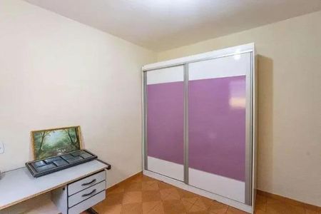 Cabinete de armário com portas de vidro e cor rosa, em uma sala com piso de porcelanato e mesa de trabalho com computador portátil. de casa à venda com 3 quartos, 160m² em Casa Grande, Diadema