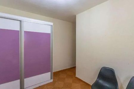 Casa à venda com 160m², 3 quartos e 2 vagasCabinete com portas de vidro e cor rosa, com iluminação natural e móveis simples.