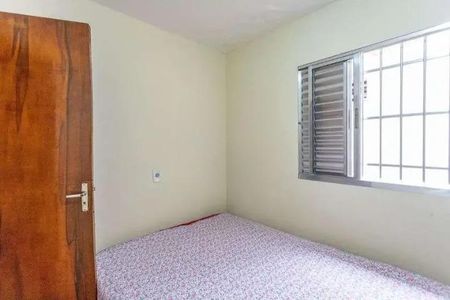 Quarto com porta de madeira e janela com persianas de alumínio, com carpete e iluminação natural. de casa à venda com 3 quartos, 160m² em Casa Grande, Diadema