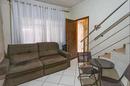 Sala com sofá, mesa e cadeiras, com vista para a porta de entrada e escada. de casa à venda com 3 quartos, 160m² em Casa Grande, Diadema