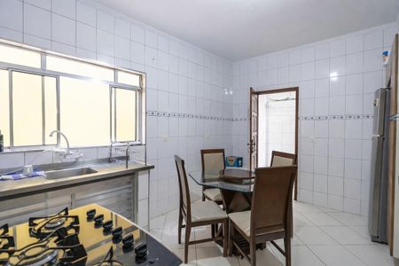 Cozinha com piso de porcelanato, bancada de granito e geladeira. de casa à venda com 3 quartos, 160m² em Casa Grande, Diadema