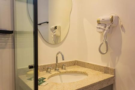 Banheiro com pia e secador de cabelo, com espelho e chuveiro. de kitnet/studio à venda com 1 quarto, 22m² em Perdizes, São Paulo