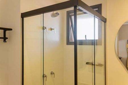 Banheiro com chuveiro e pia, com janelas pequenas e iluminação boa. de kitnet/studio à venda com 1 quarto, 22m² em Perdizes, São Paulo