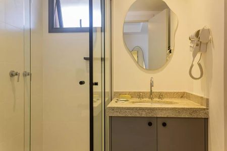 Banheiro com pia e vaso sanitário, com espelho e secador de cabelo. de kitnet/studio à venda com 1 quarto, 22m² em Perdizes, São Paulo