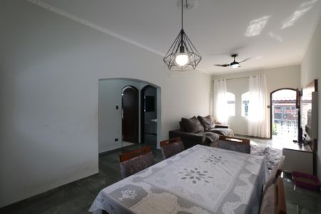Casa à venda com 127m², 4 quartos e 2 vagas Casa à venda com 127m², 4 quartos e 2 vagasSala