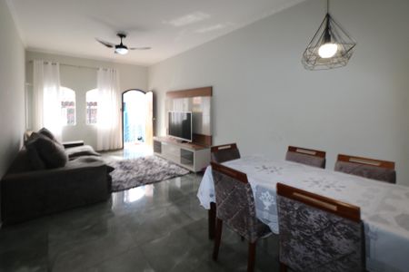 Casa à venda com 127m², 4 quartos e 2 vagas Casa à venda com 127m², 4 quartos e 2 vagasSala
