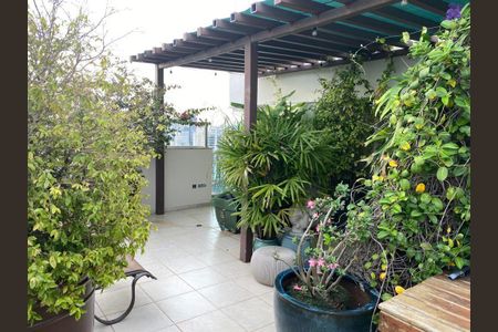 Apartamento à venda com 220m², 6 quartos e 3 vagas Apartamento à venda com 220m², 6 quartos e 3 vagasVaranda com vista para a cidade, com plantas e mobília simples.