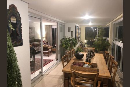 Sala com mesa de madeira e janelas grandes, iluminada com luz natural e artificial, com decoração simples e confortável. de apartamento à venda com 6 quartos, 220m² em Santo Amaro, São Paulo