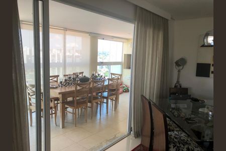 Apartamento à venda com 220m², 6 quartos e 3 vagas Apartamento à venda com 220m², 6 quartos e 3 vagasComedor com mesa de madeira e cadeiras, com vista para a cidade, iluminado por luz natural e com decoração simples.