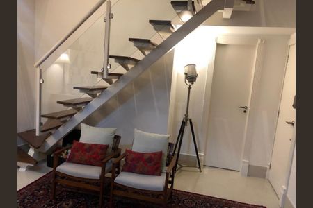 Apartamento à venda com 220m², 6 quartos e 3 vagas Apartamento à venda com 220m², 6 quartos e 3 vagasEscada com corrimão de vidro e iluminação moderna, com duas cadeiras confortáveis e um tapete persa.