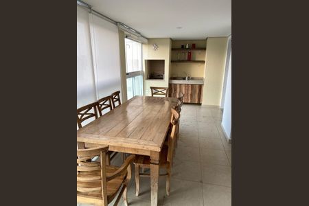 Apartamento à venda com 220m², 6 quartos e 3 vagas Apartamento à venda com 220m², 6 quartos e 3 vagasComedor com mesa de madeira e cadeiras, com uma janela e uma lareira no fundo.