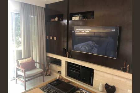 Televisão de tela grande em sala de estar com decoração moderna e sofisticada. de apartamento à venda com 6 quartos, 220m² em Santo Amaro, São Paulo