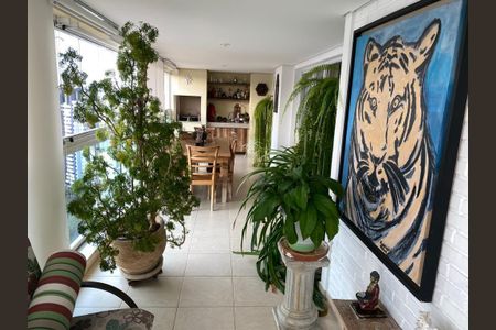 Sala com jardim de inverno, com uma pintura de tigre e uma mesa de madeira, com uma vista para o lado de fora. de apartamento à venda com 6 quartos, 220m² em Santo Amaro, São Paulo